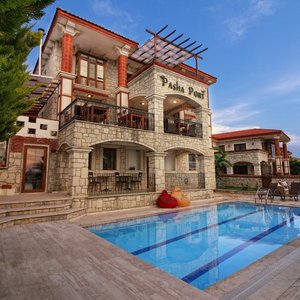 Otelimizin ön cephe,havuz ve güneşlenme terası
