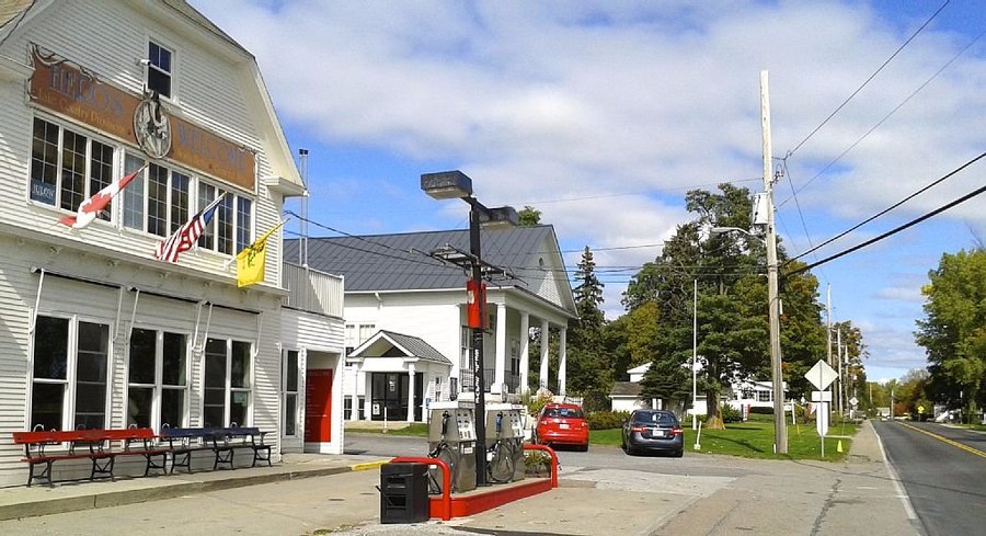 Fantastic general store with sandwiches, pastries, coffee and drinks, as well as local gourmet f