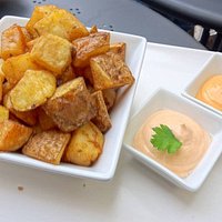 las famosas patatas suro, con salsa de chipotle y ali-romescu