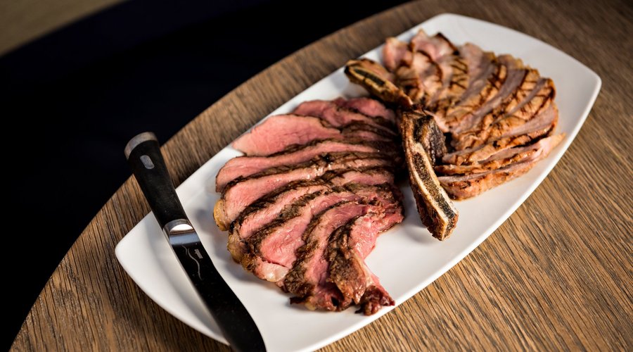 Hausgereiftes Engadiner madürà-Fleisch vom Lavasteingrill