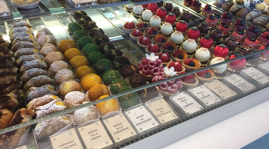 Ottima pasticceria e aperitivi sfiziosi!