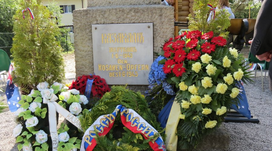 Фотография сделана на кладбище после возложения венков.