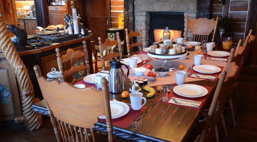 Salle à manger avec foyer.