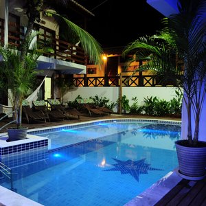 Piscina com hidromassagem e deck molhado