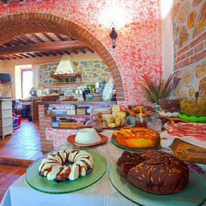 Sala colazioni con dettaglio del buffet