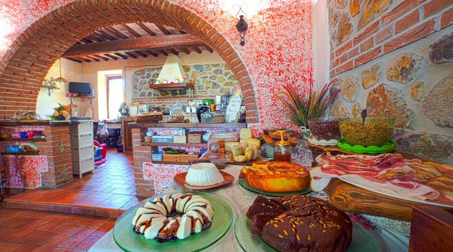 Sala colazioni con dettaglio del buffet