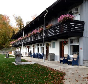 Lakeview Motel in Haliburton, image may contain: City, Hotel, Chair, Urban