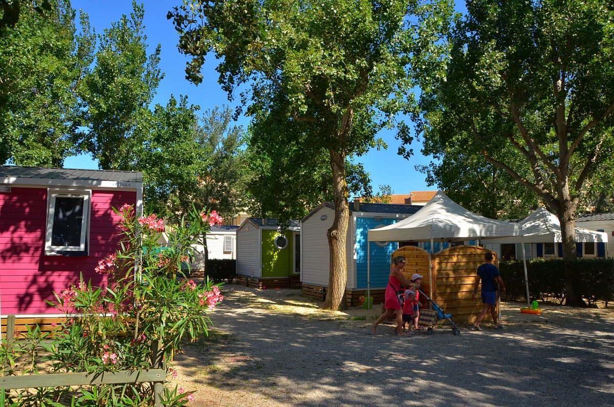 Piscine bassin enfants profondeur 0.20 mètres - Photo de Camping Robinson,  Marseillan Plage - Tripadvisor