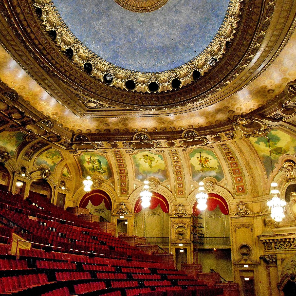 The Chicago Theatre - All You Need to Know BEFORE You Go