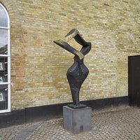Pigen fra Varde ved Rav-huset
