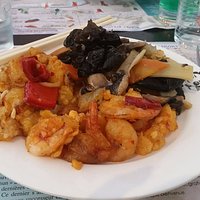 Crevettes sautées, poisson piquant et légumes sautés