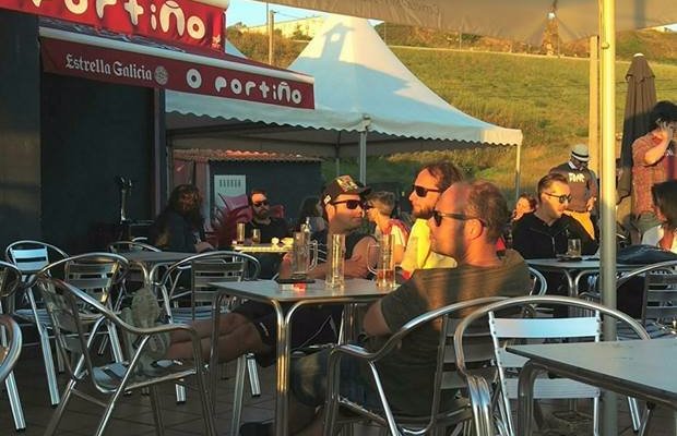 Terraza apiñada, máximo rendimiento, chunda-chunda a tope.