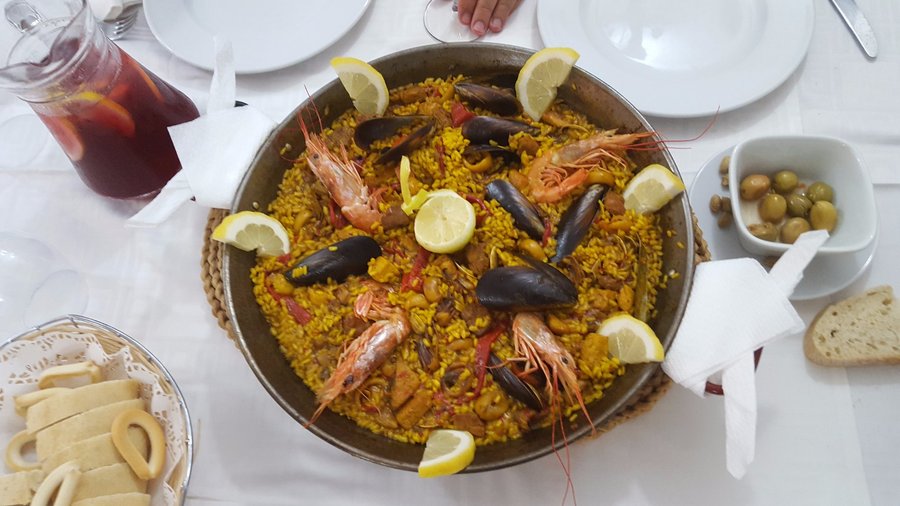 Paella mixta para cuatro personas en el salón restaurante.