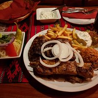 Kreta Platte, og en slags salat til venstre.