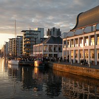 Folk vid solnedgången i Norra hamnen. Foto: Helsingborgs stad.
