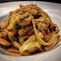 Fettuccine ai frutti di mare, pane croccante e fagioli estivi