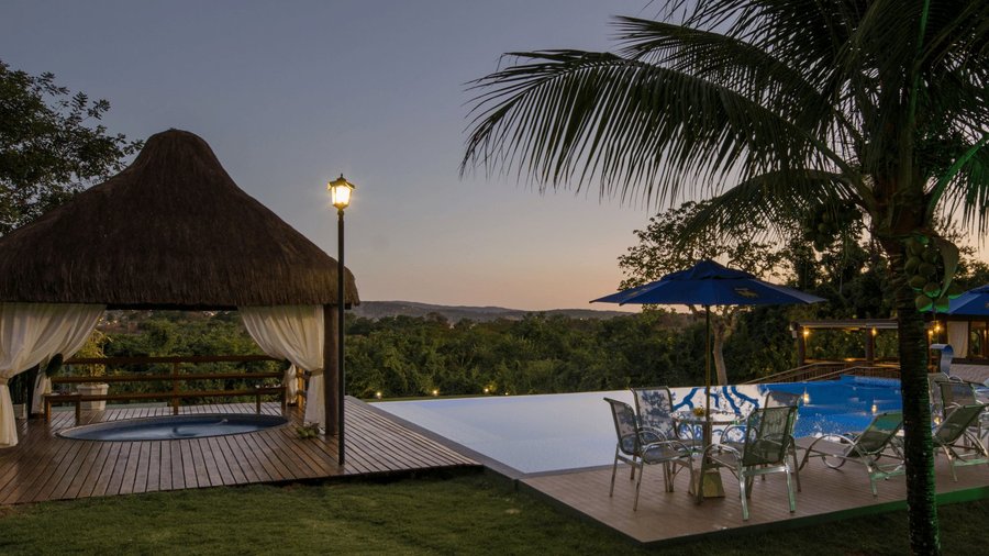 Piscina com borda infinita e ofurô
