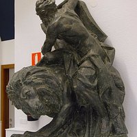 statue