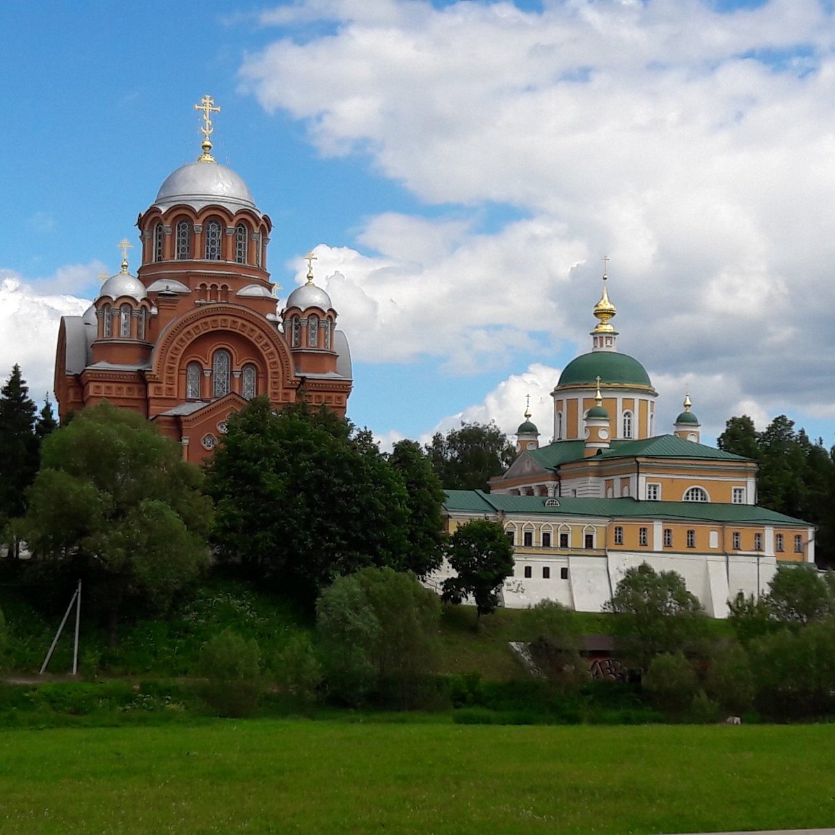 Хотьково московская область. Хотьково достопримечательности. Хотьково Московская область фото города 2020. Покровский Хотьков монастырь чудесная фото Радуга. Хотьково большие фото.