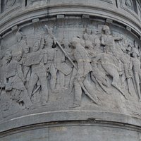 Bas relief du socle