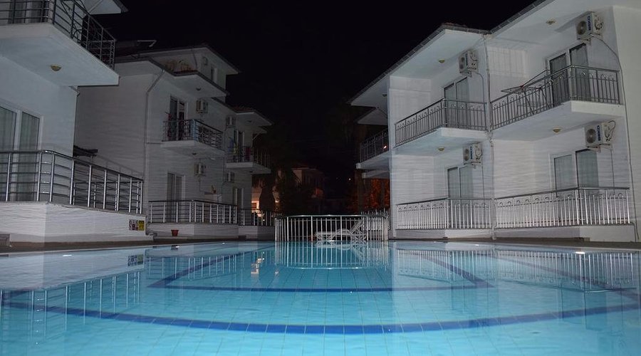 Apartımızın  havuzu 160 cm ve cocuk havuzumuz 60 cm'derinliğindedir.