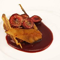 Tartare di agnello, guanciale e ciliegie alla camomilla