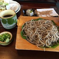 青竹の蕎麦チョコ 天然ワサビの葉に盛る