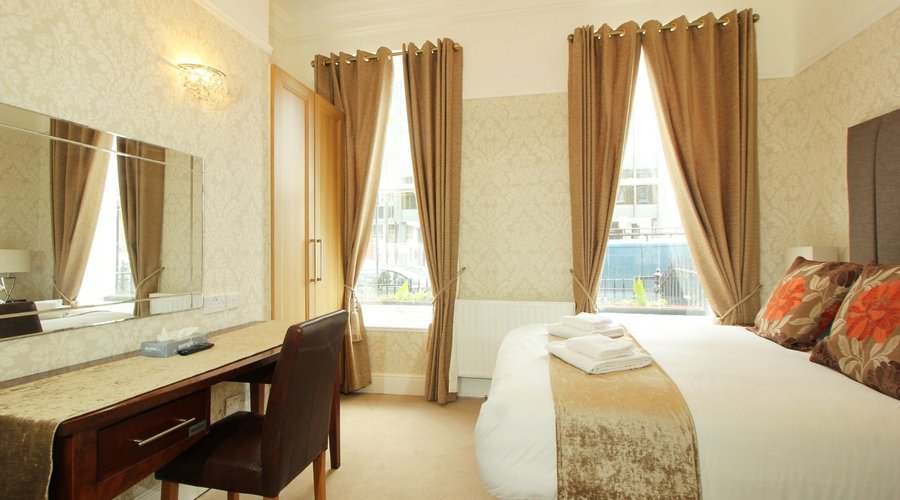 This studio has a double bed, an en-suite bathroom and tea/coffee making facilities.
