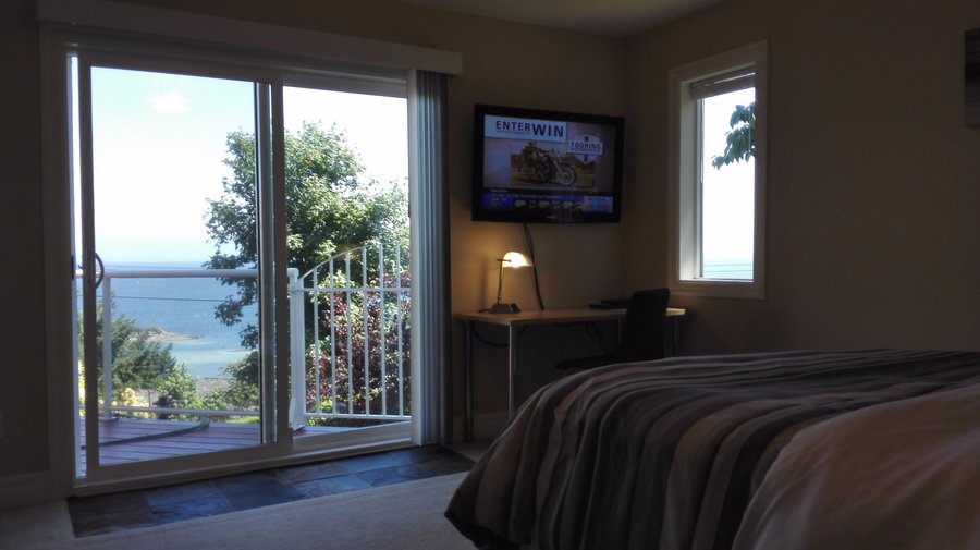One queen bed suite