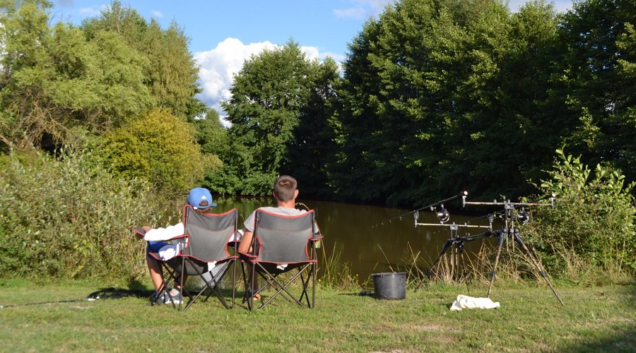 Partie de pêche autour de l'étang situé sur la propriété 