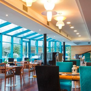 Hotel Villa Park Med & Spa in Ciechocinek, image may contain: Restaurant, Cafeteria, Dining Room, Dining Table