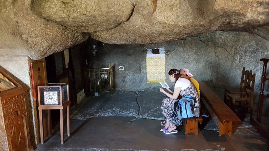 Σπήλαιο Αποκάλυψης, Πάτμος. Φαίνεται καθαρά ο βράχος που σχίστηκε στα τρία από τον κεραυνό.