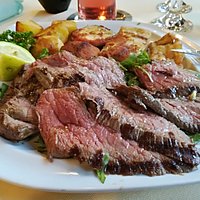 piatto di carne allo struzzo con contorni vari
