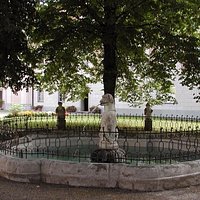 Brunnen mit Hundeplastik