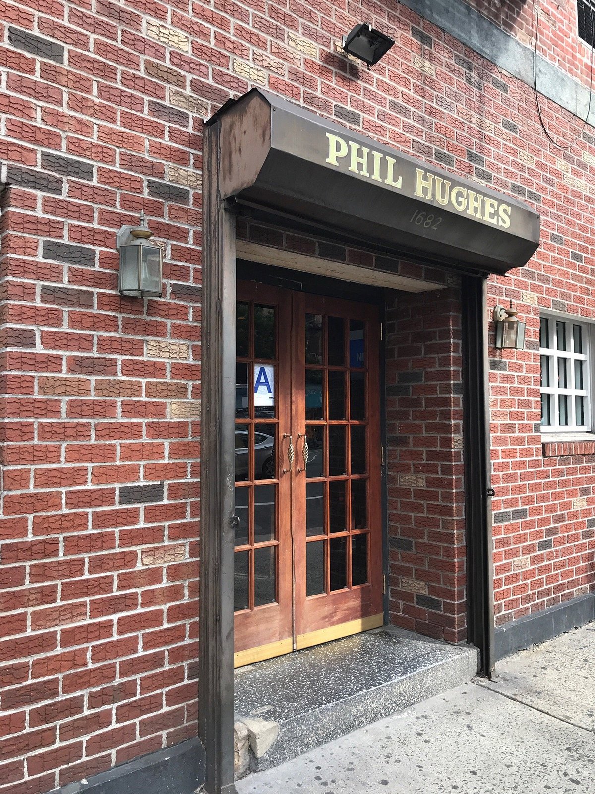 PHIL HUGHES BAR, New York City - Yorkville - Restaurant Reviews, Photos &  Phone Number - Tripadvisor