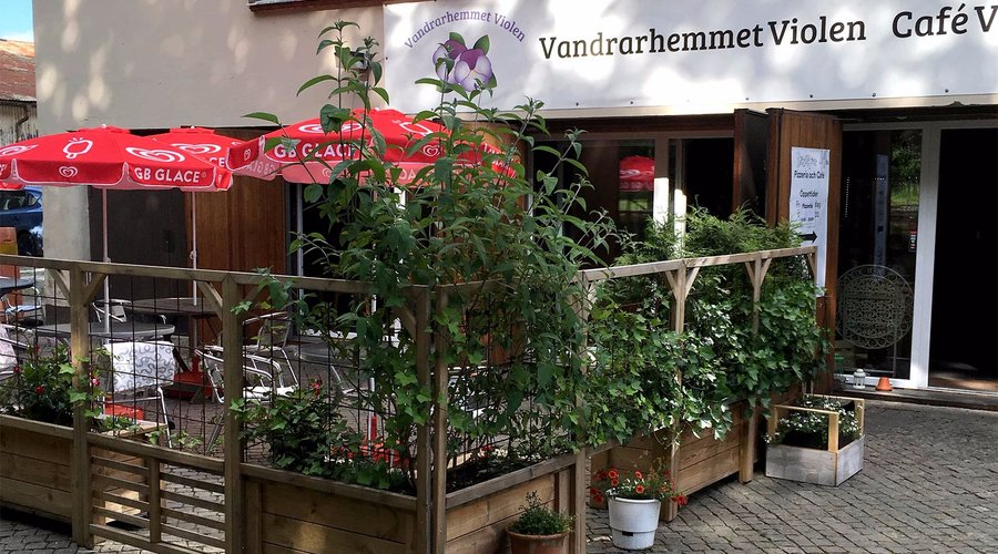 Pizzeria och café finns i samma fastighet