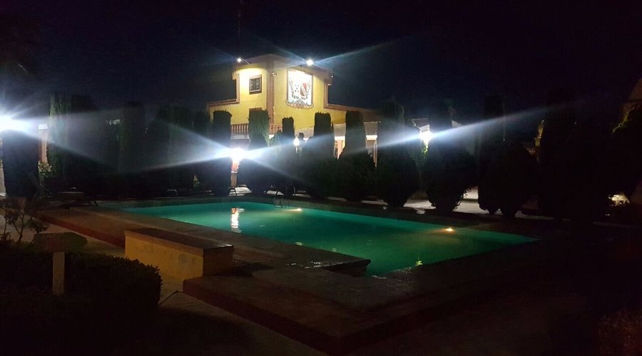 alberca de noche : luce para ser romántico y divertido para toda persona que guste nadar de noch