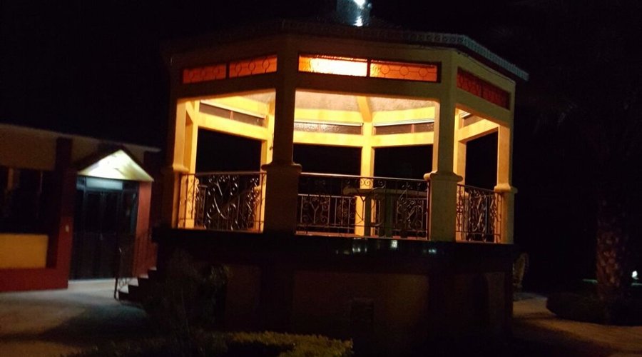 kiosco ideal para una cena frente a la alberca 