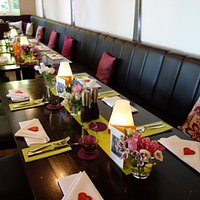 Sehr schöne Tischdeko mit frischen Blumen!