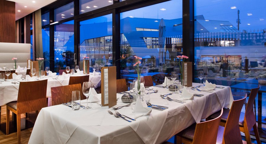 Restaurant mit Blick auf die KärntenTherme Warmbad-Villach
