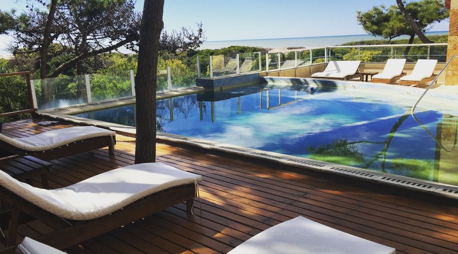 Solarium piscina exterior con excelentes vistas al mar y al bosque. Jaina Resort & Spa.