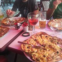Pizzas copieuses et bien garnies, pinte de sirop et pinte bière