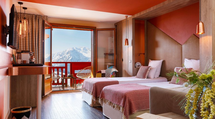 Chambre Panoramique avec vue sur les sommets alpins et terrasse privative