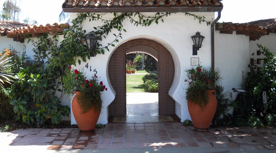 The famous keyhole entrance to Casa Romantica.