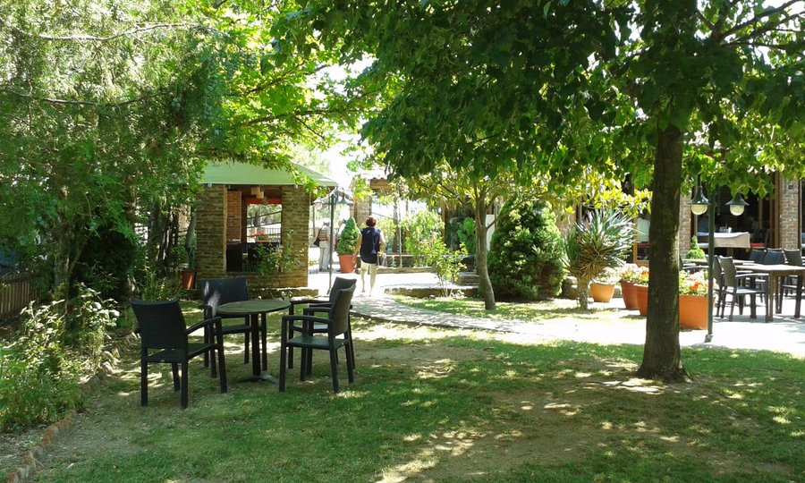 Τα τραπέζια έξω .
