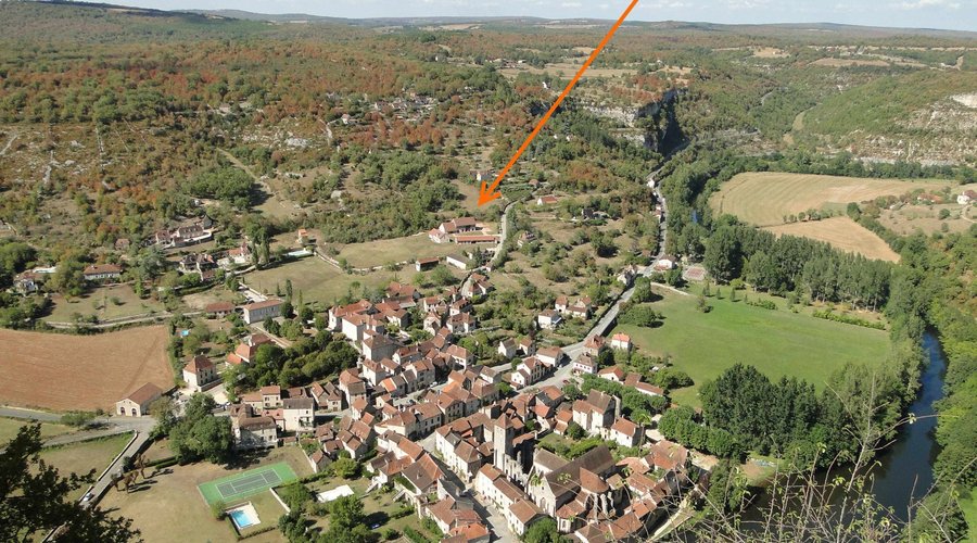 Le gîte et le village vus du haut de la falaise