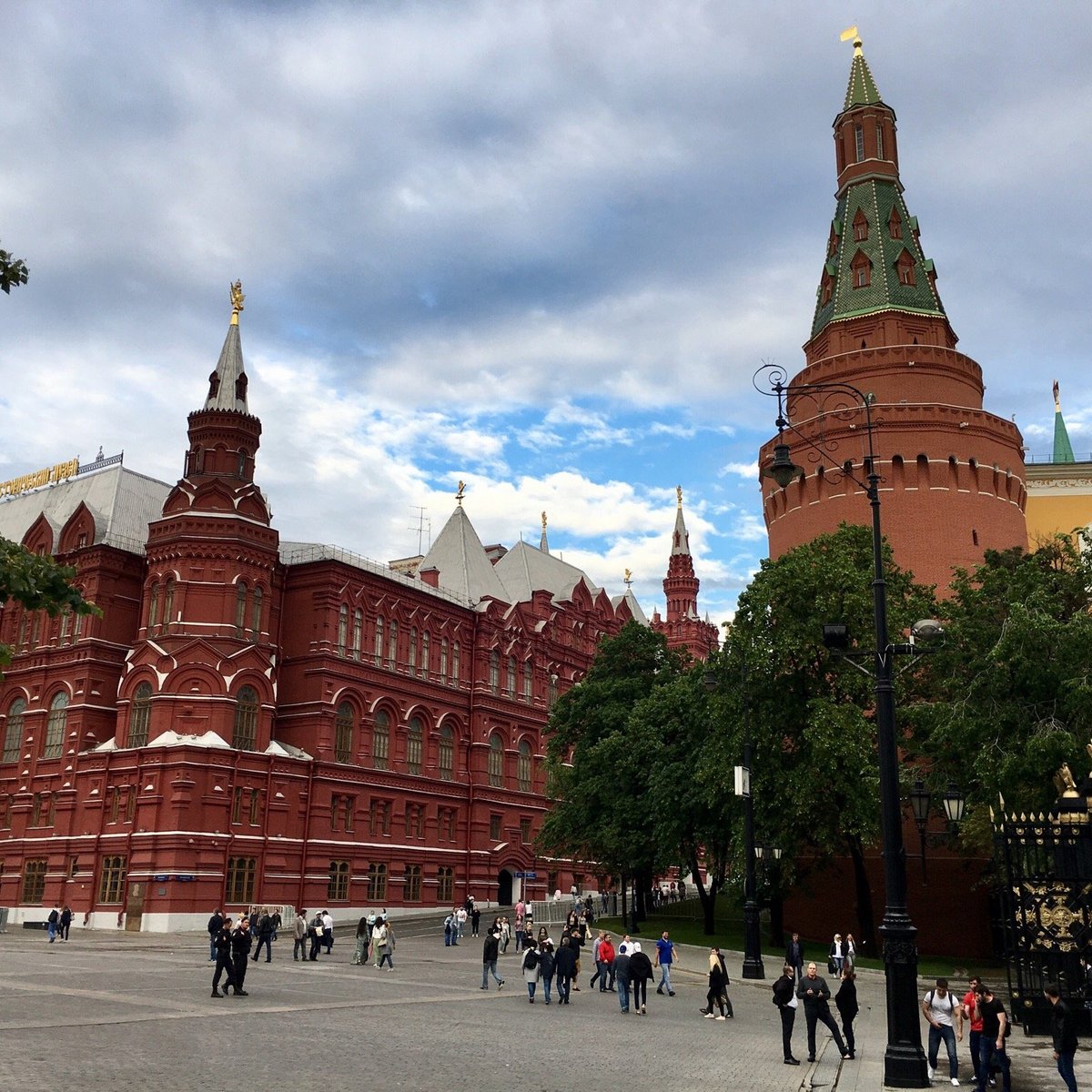 где находится площадь революции в москве