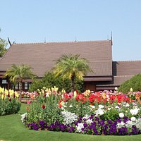 屋敷の中はきらびやかさはなく、質素といってもいい。