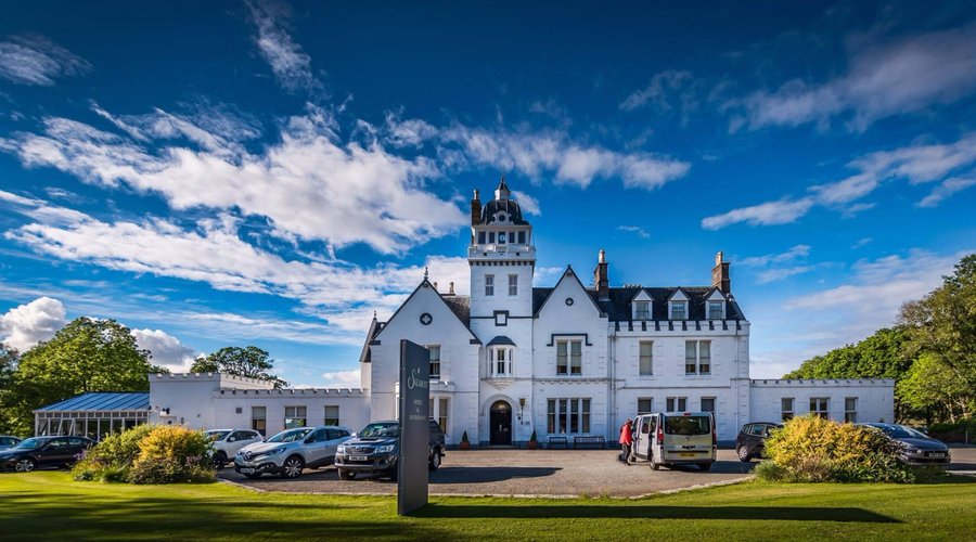 The front of Skeabost House Hotel.