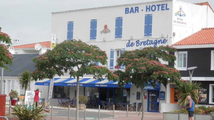 Photo de la façade de ce bar-hôtel prise depuis la place du centre ville